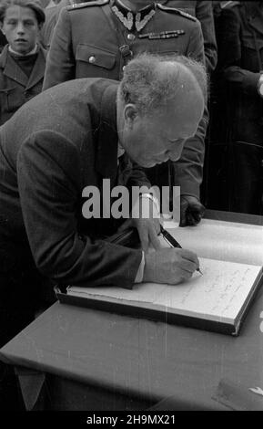 Warszawa, 1948-10-02. Pierwszy pose³ nadzwyczajny i Minister pe³nomocny pañstwa Izrael w Polsce Izrael Barzilay, po z³o¿eniu prezydentowi listów uwierzytelniaj¹cych, z³o¿y³ wieniec na Grobie Nieznanego ¯o³nierza. NZ. cz³onek poselstwa izraelskiego sk³ada podpis w ksiêdze pami¹tkowej GN¯. mw PAP Warschau, 2. Oktober 1948. Der Sondergesandte und bevollmächtigte Minister des Staates Israel aus dem Jahr 1st in Polen, Izrael Barzilay, legte nach der Übergabe seiner Beglaubigungsschreiben an Präsident Boleslaw Bierut einen Kranz am Grab des unbekannten Soldaten nieder. Im Bild: mitglied der israelischen Botschaft unterschreibt das Remebrance-Buch Stockfoto