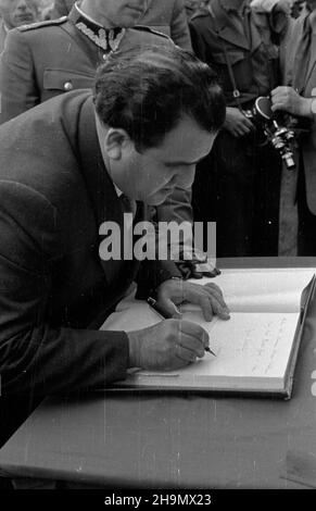 Warszawa, 1948-10-02. Pierwszy pose³ nadzwyczajny i Minister pe³nomocny pañstwa Izrael w Polsce Izrael Barzilay (nz.), po z³o¿eniu prezydentowi listów uwierzytelniaj¹cych, z³o¿y³ wieniec na Grobie Nieznanego ¯o³nierza i wpisa³ siê do ksiêgi pami¹tkowej. mw PAP Warschau, 2. Oktober 1948. Der erste stellvertretende außerordentliche und bevollmächtigte Minister Israels in Polen, Izrael Barzilay (im Bild), legte nach der Übergabe seiner Beglaubigungsschreiben an den Präsidenten einen Kranz am Grab des unbekannten Soldaten nieder und unterzeichnete das Besucherbuch. mw PAP Stockfoto