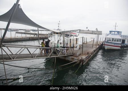 salvador, bahia, brasilien - 7. dezember 2021: Passagiere, die auf einem Pier ein Boot besteigen, überqueren Salvador durch die Bucht von Todos dos dos Santos in Richtung Mar Grande Stockfoto