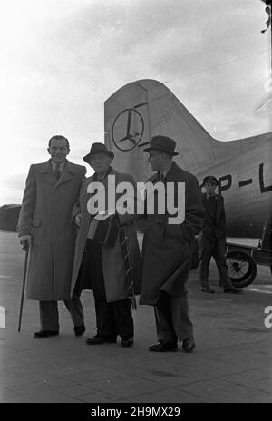 Warszawa, 1948-10-02. Z Krakowa przylecia³ Ludwik Solski, von wyst¹piæ goœcinnie w Teatrze Polskim, w komedii Fredry pt. Pan Jowialski, w re¿. Aleksandra Zelwerowicza. Premiera 16 paŸdziernika. Nz. Ludwik Solski (C) na p³ycie lotniska Okêcie z Arnoldem Szyfmanem (P) i Stefanem Martyk¹. mw PAP Warschau, 2. Oktober 1948. Ludwik Solski kommt aus Krakau am Warschauer Flughafen Okecie an, um Gaststar im Polski Theater zu sein, in Aleksander Fredros Komödie mit dem Titel Pan Jowialski (Mr Jovial) unter der Regie von Aleksander Zelwerowicz. Die Premiere war für Oktober 16 geplant. Im Bild: Ludwik Solski (cen Stockfoto