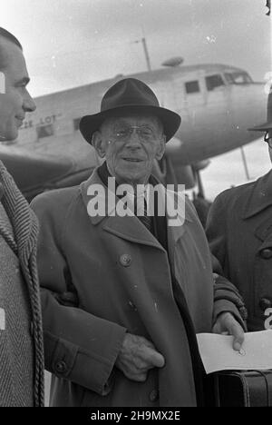 Warszawa, 1948-10-02. Z Krakowa przylecia³ Ludwik Solski, von wyst¹piæ goœcinnie w Teatrze Polskim, w komedii Fredry pt. Pan Jowialski, w re¿. Aleksandra Zelwerowicza. Premiera 16 paŸdziernika. Nz. Ludwik Solski, spiker radiowy i konferansjer Stefan Martyka (L) na p³ycie lotniska Okêcie. mw PAP Warschau, 2. Oktober 1948. Ludwik Solski kommt aus Krakau am Warschauer Flughafen Okecie an, um Gaststar im Polski Theater zu sein, in Aleksander Fredros Komödie mit dem Titel Pan Jowialski (Mr Jovial) unter der Regie von Aleksander Zelwerowicz. Die Premiere war für Oktober 16 geplant. Im Bild: Ludwik Solski, r Stockfoto