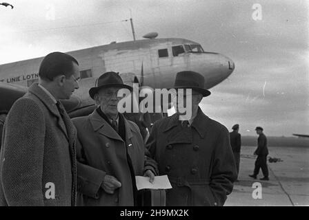 Warszawa, 1948-10-02. Z Krakowa przylecia³ Ludwik Solski, von wyst¹piæ goœcinnie, w Teatrze Polskim w komedii Fredry pt. Pan Jowialski, w re¿. Aleksandra Zelwerowicza. Premiera 16 paŸdziernika. Nz. Ludwik Solski (C) na p³ycie lotniska Okêcie z Arnoldem Szyfmanem (P) i Stefanem Martyk¹ (L). mw PAP Warschau, 2. Oktober 1948. Ludwik Solski kommt aus Krakau am Warschauer Flughafen Okecie an, um Gaststar im Polski Theater zu sein, in Aleksander Fredros Komödie mit dem Titel Pan Jowialski (Mr Jovial) unter der Regie von Aleksander Zelwerowicz. Die Premiere war für Oktober 16 geplant. Im Bild: Ludwik Solski Stockfoto