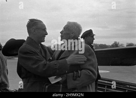 Warszawa, 1948-10-02. Z Krakowa przylecia³ Ludwik Solski, von wyst¹piæ goœcinnie w Teatrze Polskim, w komedii Fredry pt. Pan Jowialski, w re¿. Aleksandra Zelwerowicza. Premiera 16 paŸdziernika. Nz. Ludwika Solskiego (2L) wita na lotnisku Okêcie za³o¿yciel Teatru Polskiego Arnold Szyfman (L). mw PAP Warschau, 2. Oktober 1948. Ludwik Solski (im Bild) kommt aus Krakau am Warschauer Flughafen Okecie an, um Gaststar im Polski Theater zu sein, in Aleksander Fredros Komödie mit dem Titel Pan Jowialski (Mr Jovial) unter der Regie von Aleksander Zelwerowicz. Die Premiere war für Oktober 16 geplant. Im Bild: Lud Stockfoto