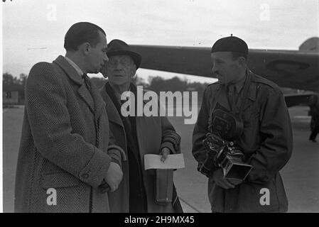 Warszawa, 1948-10-02. Z Krakowa przylecia³ Ludwik Solski, von wyst¹piæ goœcinnie w Teatrze Polskim, w komedii Fredry pt. Pan Jowialski, w re¿. Aleksandra Zelwerowicza. Premiera 16 paŸdziernika. Nz. Ludwik Solski (C), spiker radiowy i konferansjer Stefan Martyka (L), Betreiber Polskiej Kroniki Filmowej (PKF) Karol Szczeciñski na p³ycie lotniska Okêcie. mw PAP Warschau, 2. Oktober 1948. Ludwik Solski kommt aus Krakau am Warschauer Flughafen Okecie an, um Gaststar im Polski Theater zu sein, in Aleksander Fredros Komödie mit dem Titel Pan Jowialski (Mr Jovial) unter der Regie von Aleksander Zelwerowicz. Das p Stockfoto