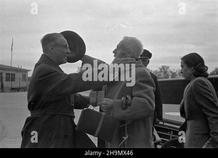 Warszawa, 1948-10-02. Z Krakowa przylecia³ Ludwik Solski, von wyst¹piæ goœcinnie w Teatrze Polskim, w komedii Fredry pt. Pan Jowialski, w re¿. Aleksandra Zelwerowicza. Premiera 16 paŸdziernika. Nz. Ludwika Solskiego (2L) wita na lotnisku Okêcie za³o¿yciel Teatru Polskiego Arnold Szyfman (L). mw PAP Warschau, 2. Oktober 1948. Ludwik Solski (im Bild) kommt aus Krakau am Warschauer Flughafen Okecie an, um Gaststar im Polski Theater zu sein, in Aleksander Fredros Komödie mit dem Titel Pan Jowialski (Mr Jovial) unter der Regie von Aleksander Zelwerowicz. Die Premiere war für Oktober 16 geplant. Im Bild: Lud Stockfoto