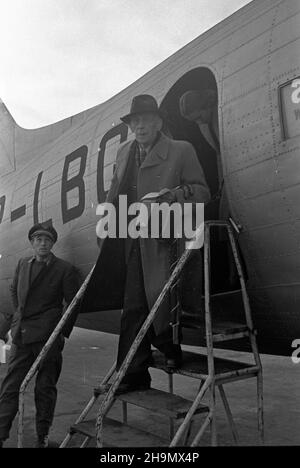 Warszawa, 1948-10-02. Z Krakowa na lotnisko Okêcie przylecia³ Ludwik Solski (nz.), von wyst¹piæ goœcinnie w Teatrze Polskim, w komedii Fredry pt. Pan Jowialski, w re¿. Aleksandra Zelwerowicza. Vorpreera 16 paŸdziernika. mw PAP Warschau, 2. Oktober 1948. Ludwik Solski (im Bild) kommt aus Krakau am Warschauer Flughafen Okecie an, um Gaststar im Polski Theater zu sein, in Aleksander Fredros Komödie mit dem Titel Pan Jowialski (Mr Jovial) unter der Regie von Aleksander Zelwerowicz. Die Premiere war für den 16. Oktober geplant. mw PAP Stockfoto