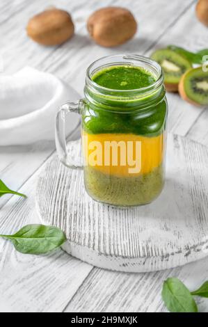 Kiwi-, Mango- und Spinat-Smoothie im Einmachglas Stockfoto