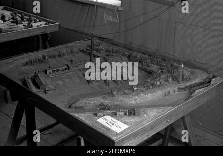 Warszawa, 1948-10-03. 75-lecie najstarszej szko³y technicznej w Warszawie, Pañstwowego Liceum Komunikacyjnego (PLK) przy ul. Chmielnej 88/90, dawnej Szko³y Technicznej Kolejowej Drogi ¯elaznej Warszawsko-Wiedeñskiej. Z tej okazji odby³ siê zjazd absolwentów szko³y. NZ. Wystawa prac uczniów, Modell portu wykonany w warsztatach PLK. mw PAP Warschau, 3. Oktober 1948. Das 75th-jährige Jubiläum der staatlichen Oberschule für Verkehr (PLK, Polens älteste technische Schule, in der Chmielna-Straße 88/90, der ehemaligen technischen Schule der Eisenbahn Warszawsko-Wiedenska. Der gelegentliche Kongress der Gradualschule Stockfoto