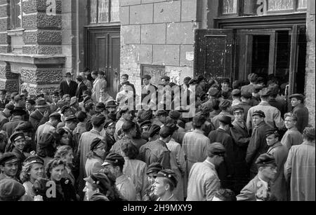 Warszawa, 1948-10-04. Rozpoczêcie roku akademickiego studentów Politechniki Warszawskiej. Czynne s¹ ju¿ wszystkie wydzia³y, uczy siê 5 tys. studentów. W tym roku przyjêto Ponad tysi¹c osób, czêœæ z nich to kursanci Batalionu Akademickiergo. NZ. Grupy m³odzie¿y przed wejœciem do Gmachu G³ównego. mw PAP Warschau, 4. Oktober 1948. Die Eröffnung des Studentenjahres an der Technischen Universität Warschau. Geöffnet sind alle Abteilungen mit 5.000 Studenten eingeschrieben. In diesem Jahr wurden mehr als 1.000 Menschen zugelassen. Im Bild: Eine Jugendgruppe vor dem Hauptgebäude. Blick vom Noakowskiego Str Stockfoto