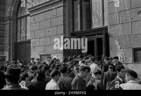 Warszawa, 1948-10-04. Rozpoczêcie roku akademickiego studentów Politechniki Warszawskiej. Czynne s¹ ju¿ wszystkie wydzia³y, uczy siê 5 tys. studentów. W tym roku przyjêto Ponad tysi¹c osób, czêœæ z nich to kursanci Batalionu Akademickiergo. NZ. Grupy m³odzie¿y przed wejœciem do Gmachu G³ównego. mw PAP Warschau, 4. Oktober 1948. Die Eröffnung des Studentenjahres an der Technischen Universität Warschau. Geöffnet sind alle Abteilungen mit 5.000 Studenten eingeschrieben. In diesem Jahr wurden mehr als 1.000 Menschen zugelassen. Im Bild: Eine Jugendgruppe vor dem Hauptgebäude. mw PAP Stockfoto