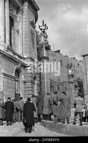 Warszawa, 1948-10-04. Rozpoczêcie roku akademickiego studentów Politechniki Warszawskiej. Czynne s¹ ju¿ wszystkie wydzia³y, uczy siê 5 tys. studentów. W tym roku przyjêto Ponad tysi¹c osób, czêœæ z nich to kursanci Batalionu Akademickiergo. NZ. Grupy m³odzie¿y przed wejœciem do Gmachu G³ównego. Widok od strony ul. Nowowiejskiej. mw PAP Warschau, 4. Oktober 1948. Die Eröffnung des Studentenjahres an der Technischen Universität Warschau. Geöffnet sind alle Abteilungen mit 5.000 Studenten eingeschrieben. In diesem Jahr wurden mehr als 1.000 Menschen zugelassen. Im Bild: Eine Jugendgruppe vor dem Main Buildi Stockfoto