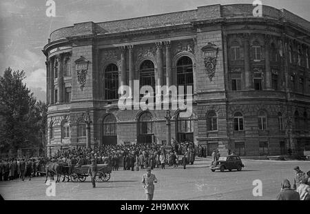 Warszawa, 1948-10-04. Rozpoczêcie roku akademickiego studentów Politechniki Warszawskiej. Czynne s¹ ju¿ wszystkie wydzia³y, uczy siê 5 tys. studentów. W tym roku przyjêto Ponad tysi¹c osób, czêœæ z nich to kursanci Batalionu Akademickiergo. NZ. Grupy m³odzie¿y przed wejœciem do Gmachu G³ównego. mw PAP Warschau, 4. Oktober 1948. Die Eröffnung des Studentenjahres an der Technischen Universität Warschau. Geöffnet sind alle Abteilungen mit 5.000 Studenten eingeschrieben. In diesem Jahr wurden mehr als 1.000 Menschen zugelassen. Im Bild: Eine Jugendgruppe vor dem Hauptgebäude. mw PAP Stockfoto