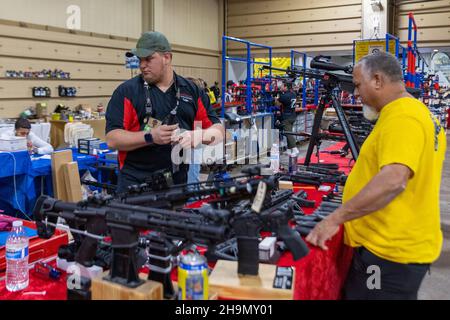 Florida Gun Shows, der größte Veranstalter der Waffenausstellung in Florida. Neue, gebrauchte und antike Schusswaffen, Munitionsmittel, Schussmittel, Messer. Waffenbekleidung. Stockfoto