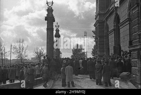 Warszawa, 1948-10-04. Rozpoczêcie roku akademickiego studentów Politechniki Warszawskiej. Czynne s¹ ju¿ wszystkie wydzia³y, uczy siê 5 tys. studentów. W tym roku przyjêto Ponad tysi¹c osób, czêœæ z nich to kursanci Batalionu Akademickiergo. NZ. Grupy m³odzie¿y przed wejœciem do Gmachu G³ównego. Widok od strony ul. Noakowskiego. mw PAP Warschau, 4. Oktober 1948. Die Eröffnung des Studentenjahres an der Technischen Universität Warschau. Geöffnet sind alle Abteilungen mit 5.000 Studenten eingeschrieben. In diesem Jahr wurden mehr als 1.000 Menschen zugelassen. Im Bild: Eine Jugendgruppe vor dem Main Buildin Stockfoto