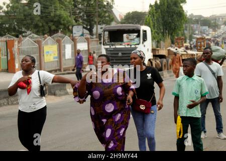 Lagos, Nigeria, 7th. Dezember 2021. Frauen heulen am Gymnasium in Ojodu, Lagos, Nigeria, wo ein Lieferwagen, der angeblich von Verkehrsbeamten gejagt wurde, einige Studenten tötete, die von der Schule zurückkehrten. Während der Augenzeuge sagte, dass mindestens 17 Schüler starben, bestätigte die Polizei am Dienstag, dass drei Tote, 12 Verletzte, bei dem Unfall starben. Foto von Adekunle Ajayi Stockfoto