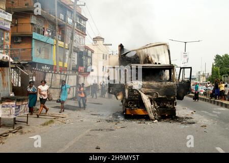 Lagos, Nigeria, 7th. Dezember 2021. Frauen laufen an den Überresten eines Lieferwagens vorbei, bei dem einige Schüler getötet wurden, die von der Schule am Gymnasium in Ojodu, Lagos, Nigeria, zurückkehrten. Während der Augenzeuge sagte, dass mindestens 17 Schüler starben, bestätigte die Polizei am Dienstag, dass drei Tote, 12 Verletzte, bei dem Unfall starben. Foto von Adekunle Ajayi Stockfoto