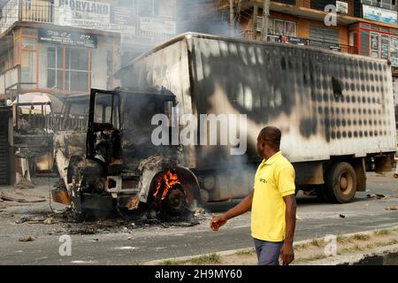 Lagos, Nigeria, 7th. Dezember 2021. Ein Mann kommt an den Überresten eines Lieferwagens vorbei, der einige Schüler tötete, die von der Schule am Gymnasium in Ojodu, Lagos, Nigeria, zurückkehrten. Während der Augenzeuge sagte, dass mindestens 17 Schüler starben, bestätigte die Polizei am Dienstag, dass drei Tote, 12 Verletzte, bei dem Unfall starben. Foto von Adekunle Ajayi Stockfoto