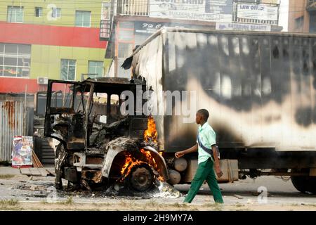 Lagos, Nigeria, 7th. Dezember 2021. Ein Student kommt an den Überresten eines Lieferwagens vorbei, der einige Schüler tötete, die von der Schule am Gymnasium in Ojodu, Lagos, Nigeria, zurückkehrten. Während der Augenzeuge sagte, dass mindestens 17 Schüler starben, bestätigte die Polizei am Dienstag, dass drei Tote, 12 Verletzte, bei dem Unfall starben. Foto von Adekunle Ajayi Stockfoto