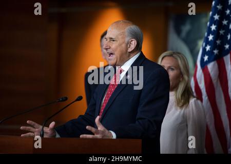 Washington, Vereinigte Staaten Von Amerika. 07th Dez 2021. Die Vertreterin der Vereinigten Staaten, Louie Gohmert (Vertreterin von Texas), hält am Dienstag, den 7. Dezember 2021, im US-Kapitol in Washington, DC, eine Rede während einer Pressekonferenz zur Behandlung von Angeklagten im Gefängnis von Washington, DC, am 6th. Januar. Quelle: Rod Lampey/CNP/Sipa USA Quelle: SIPA USA/Alamy Live News Stockfoto