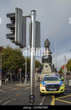 Garda auf den Straßen von Dublin, irische Polizei, irish garda, Garda in Aktion, Urban Photography, Straßenfotografie, Dublin durch die Linse, Dublin, Irel Stockfoto