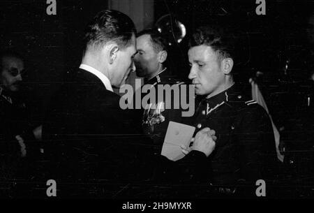 Warszawa, 1948-10-09. Uroczysta akademia w klubie MBP (Ministerstwa Bezpieczeñstwa Publicznego) przy al. Wyzwolenia z okazji czwartej rocznicy istnienia Milicji Obywatelskiej. W prezydium zasiedli: minister bezpieczeñstwa publicznego Stanis³aw Radkiewicz, gen. Franciszek JóŸwiak ps. Witold, Wiceminister obrony narodowej gen. Piotr Jaroszewicz, gen. Konrad Œwietlik i przedstawiciele delegacji zagranicznych. NZ. minister Radkiewicz (L) dekoruje odznaczeniami cz³onków delegacji zagranicznych i zas³u¿onych funkcjonariuszy MO. mw PAP Warschau, 9. Oktober: Die Gala zum 4th. Jubiläum Stockfoto