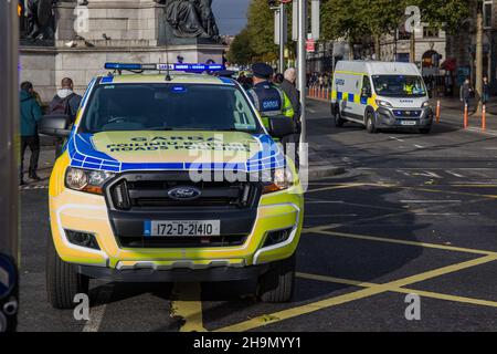 Garda auf den Straßen von Dublin, irische Polizei, irish garda, Garda in Aktion, Urban Photography, Straßenfotografie, Dublin durch die Linse, Dublin, Irel Stockfoto