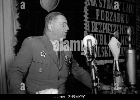 Warszawa, 1948-10-09. Uroczysta akademia w klubie MBP (Ministerstwa Bezpieczeñstwa Publicznego) przy al. Wyzwolenia z okazji czwartej rocznicy istnienia Milicji Obywatelskiej. W prezydium zasiedli: minister bezpieczeñstwa publicznego Stanis³aw Radkiewicz, gen. Franciszek JóŸwiak ps. Witold, Wiceminister obrony narodowej gen. Piotr Jaroszewicz, gen. Konrad Œwietlik i przedstawiciele delegacji zagranicznych. NZ. Przemawia gen. München z Wêgier. mw PAP Warschau, 9. Oktober: Galafeier zum 4th. Jahrestag der Bürgermiliz im MBP-Club (Ministerium für öffentliche Sicherheit) auf Wyzwolenia Aven Stockfoto