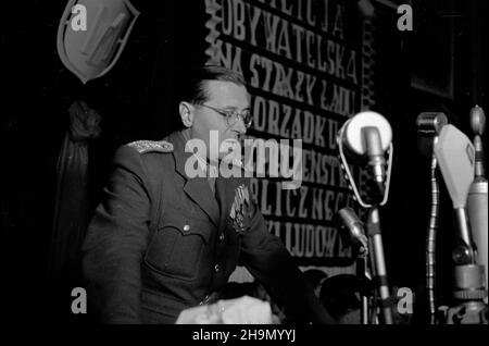 Warszawa, 1948-10-09. Uroczysta akademia w klubie MBP (Ministerstwa Bezpieczeñstwa Publicznego) przy al. Wyzwolenia z okazji czwartej rocznicy istnienia Milicji Obywatelskiej. W prezydium zasiedli: minister bezpieczeñstwa publicznego Stanis³aw Radkiewicz, gen. Franciszek JóŸwiak ps. Witold, Wiceminister obrony narodowej gen. Piotr Jaroszewicz, gen. Konrad Œwietlik i przedstawiciele delegacji zagranicznych. NZ. Przemawia przedstawiciel Czechos³owacji p³k Jahelka. mw PAP Warschau, 9. Oktober: Die Gala zum 4th. Jahrestag der Bürgermiliz beim MBP (Ministerium für öffentliche Sicherheit) cl Stockfoto