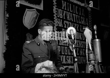 Warszawa, 1948-10-09. Uroczysta akademia w klubie MBP (Ministerstwa Bezpieczeñstwa Publicznego) przy al. Wyzwolenia z okazji czwartej rocznicy istnienia Milicji Obywatelskiej. W prezydium zasiedli: minister bezpieczeñstwa publicznego Stanis³aw Radkiewicz, gen. Franciszek JóŸwiak ps. Witold, Wiceminister obrony narodowej gen. Piotr Jaroszewicz, gen. Konrad Œwietlik i przedstawiciele delegacji zagranicznych. NZ. Przemawia gen. Konrad Œwietlik. mw PAP Warschau, 9. Oktober: Galafeier zum 4th. Jahrestag der Bürgermiliz im MBP-Club (Ministerium für öffentliche Sicherheit) auf Wyzwolenia Aven Stockfoto