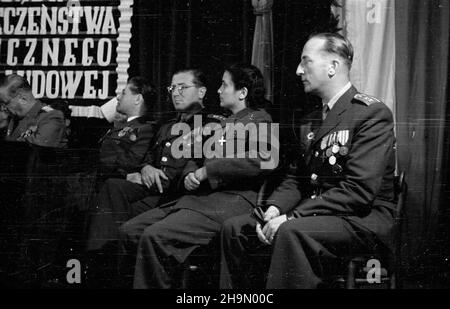 Warszawa, 1948-10-09. Uroczysta akademia w klubie MBP (Ministerstwa Bezpieczeñstwa Publicznego) przy al. Wyzwolenia z okazji czwartej rocznicy istnienia Milicji Obywatelskiej. W prezydium zasiedli: minister bezpieczeñstwa publicznego Stanis³aw Radkiewicz, gen. Franciszek JóŸwiak ps. Witold, Wiceminister obrony narodowej gen. Piotr Jaroszewicz, gen. Konrad Œwietlik i przedstawiciele delegacji zagranicznych. NZ. m.in. Przedstawicielka armii greckiej Laula Vlahutsica (2P), p³k Jahelka z Czechoslowacji (3P). mw PAP Warschau, 9. Oktober: Die Gala zum 4th. Jahrestag der Bürgerschaft Milit Stockfoto