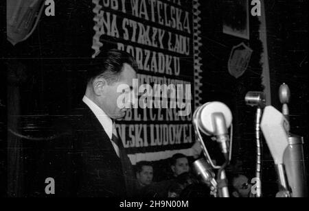 Warszawa, 1948-10-09. Uroczysta akademia w klubie MBP (Ministerstwa Bezpieczeñstwa Publicznego) przy al. Wyzwolenia z okazji czwartej rocznicy istnienia Milicji Obywatelskiej. W prezydium zasiedli: minister bezpieczeñstwa publicznego Stanis³aw Radkiewicz, gen. Franciszek JóŸwiak ps. Witold, Wiceminister obrony narodowej gen. Piotr Jaroszewicz, gen. Konrad Œwietlik i przedstawiciele delegacji zagranicznych. NZ. Przemawia Minister bezpieczeñstwa publicznego Stanis³aw Radkiewicz. mw PAP Warschau, 9. Oktober: Die Gala zum 4th. Jahrestag der Bürgermiliz bei der MBP (Public Securi Stockfoto