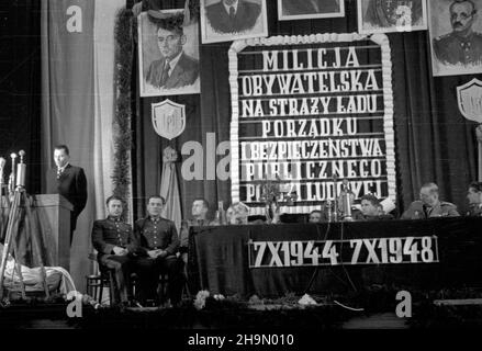 Warszawa, 1948-10-09. Uroczysta akademia w klubie MBP (Ministerstwa Bezpieczeñstwa Publicznego) przy al. Wyzwolenia z okazji czwartej rocznicy istnienia Milicji Obywatelskiej. W prezydium zasiedli: minister bezpieczeñstwa publicznego Stanis³aw Radkiewicz, gen. Franciszek JóŸwiak ps. Witold, Wiceminister obrony narodowej gen. Piotr Jaroszewicz, gen. Konrad Œwietlik i przedstawiciele delegacji zagranicznych. NZ. Przemawia Minister bezpieczeñstwa publicznego Stanis³aw Radkiewicz. mw PAP Warschau, 9. Oktober: Die Gala zum 4th. Jahrestag der Bürgermiliz bei der MBP (Public Securi Stockfoto