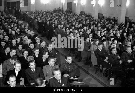 Warszawa, 1948-10-09. Uroczysta akademia w klubie MBP (Ministerstwa Bezpieczeñstwa Publicznego) przy al. Wyzwolenia z okazji czwartej rocznicy istnienia Milicji Obywatelskiej. mw PAP Warschau, 9. Oktober: Galafeier zum 4th. Jahrestag der Bürgermiliz im MBP (Public Security Ministry) Club auf der Wyzwolenia Avenue. mw PAP Stockfoto