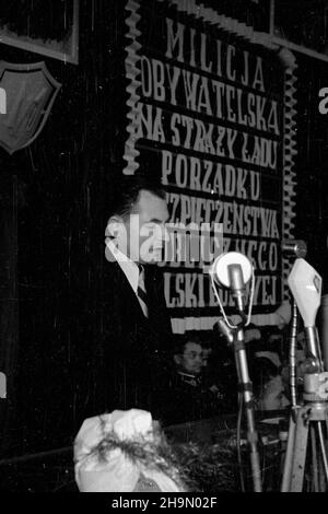 Warszawa, 1948-10-09. Uroczysta akademia w klubie MBP (Ministerstwa Bezpieczeñstwa Publicznego) przy al. Wyzwolenia z okazji czwartej rocznicy istnienia Milicji Obywatelskiej. W prezydium zasiedli: minister bezpieczeñstwa publicznego Stanis³aw Radkiewicz, gen. Franciszek JóŸwiak ps. Witold, Wiceminister obrony narodowej gen. Piotr Jaroszewicz, gen. Konrad Œwietlik i przedstawiciele delegacji zagranicznych. NZ. Przemawia Minister bezpieczeñstwa publicznego Stanis³aw Radkiewicz. mw PAP Warschau, 9. Oktober: Die Gala zum 4th. Jahrestag der Bürgermiliz bei der MBP (Public Securi Stockfoto