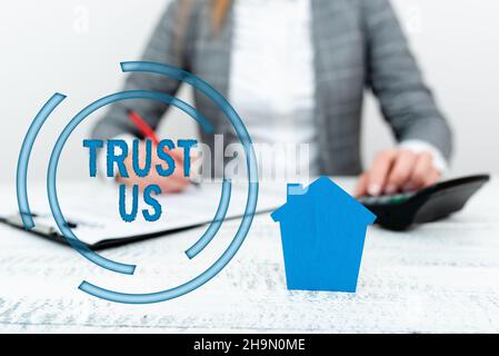 Handschriftenschild Vertrauen Sie uns. Business Schaufenster zu glauben, dass jemand gut und ehrlich ist und wird nicht schaden Eine junge Dame Orbusiness-Frau Berechnung Stockfoto