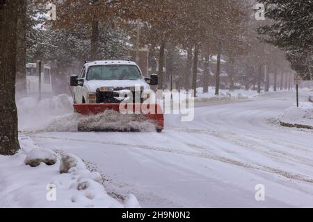 Winter Service LKW von Schnee Clearing Straßenwartung in nach starkem Schneefall Stockfoto