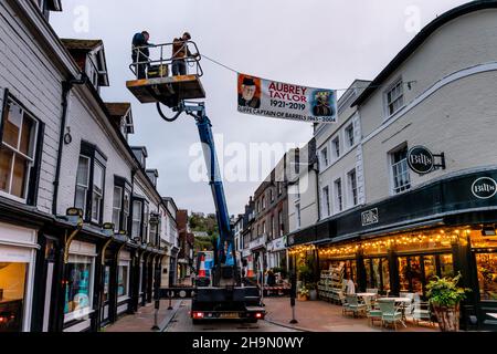 Mitglieder der Cliffe Bonfire Society, die vor den jährlichen Bonfire Night Celebrations, Lewes, East Sussex, Großbritannien, traditionelle Zeichen und Banner aufstellt. Stockfoto