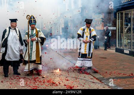 Mitglieder der Cliffe Bonfire Society, die in religiösem Kostüm gekleidet waren, zogen vor der jährlichen Bonfire Night Celebrations, Lewes, Großbritannien, Feuerwerkskörper auf der Straße aus Stockfoto