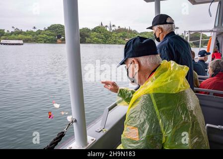 Honolulu, Hawaii, USA. 5th Dez 2021. Veteranen des Zweiten Weltkriegs besuchen das Denkmal der USSArizona während einer Hafenrundfahrt für Veteranen des Zweiten Weltkriegs im Rahmen des 80th. Jahrestages von Pearl Harbor. Das USS Arizona Memorial in Pearl Harbor in Honolulu, Hawaii, markiert die Ruhestätte von 1.102 der 1.177 Matrosen und Marineinfanteristen, die während des Angriffs auf Pearl Harbor am 7. Dezember 1941 auf der USS Arizona getötet wurden, und erinnert an die Ereignisse dieses Tages. (Bild: © US Navy/ZUMA Press Wire) Stockfoto