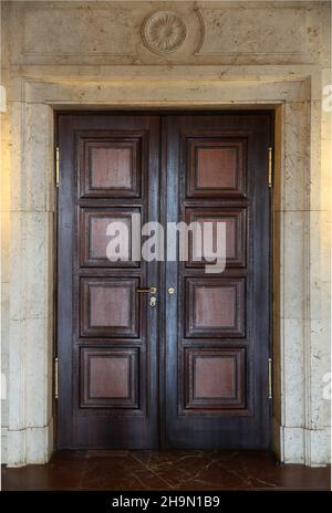 Türen beleuchtet mit Lampen in einem klimatischen Ort Stockfoto