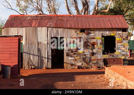 Wellblechschuppen mit Kfz-Kennzeichen in der historischen Goldgräberstadt Gwalia, Leonora, Western Australia Stockfoto