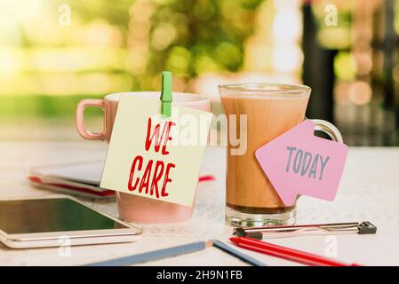 Textschild zeigt We Care an. Konzeptuelles Foto, das jemanden das Leben schätzt, Pflege gibt und seine Bedürfnisse im Freien bietet Kaffee und Refresment Shop Ideen Stockfoto