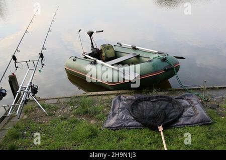 Biwak am Ufer des Sees und Angeln Stockfoto