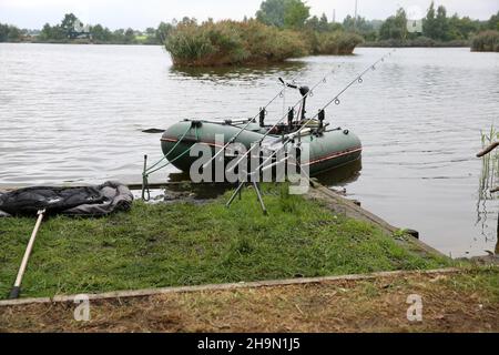 Biwak am Ufer des Sees und Angeln Stockfoto