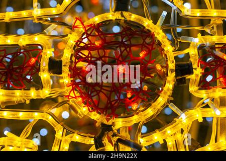 Neonlicht mit Girlanden. Weihnachtsbeleuchtung Stockfoto
