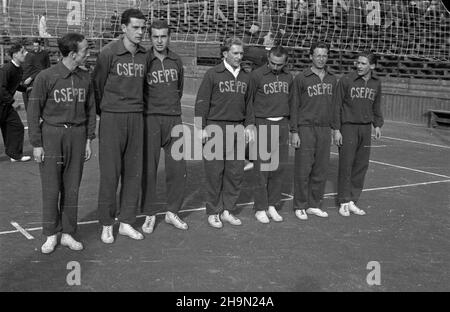 Warszawa, 1948-10-12. OD 10 do 26 paŸdziernika przebywa³a w Polsce delegacja radzieckich sportowców. W dniach 12-13 paŸdziernika na centralnim korcie Wojskowego Klubu Sportowego Legia (WKS Legia) odby³y siê pokazowe mecze dru¿yn koszykarskich i siatkarskich z Czechos³owacji, Polski, Wêgier i ZSRR. NZ. Siatkarze Csepel Budapeszt przed meczem z Dynamo Moskwa. pw PAP Warschau, 12. Oktober 1948. Eine Delegation sowjetischer Sportler besuchte Polen am 10. Und 26. Oktober. Zwischen dem 12. Und 13. Oktober wurden zwischen Teams aus der Tschechoslowakei, Polen und Ungarn Basketball- und Volleyballspiele ausgetragen Stockfoto