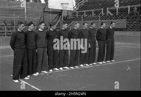 Warszawa, 1948-10-12. OD 10 do 26 paŸdziernika przebywa³a w Polsce delegacja radzieckich sportowców. W dniach 12-13 paŸdziernika na centralnim korcie Wojskowego Klubu Sportowego Legia (WKS Legia) odby³y siê pokazowe mecze dru¿yn koszykarskich i siatkarskich z Czechos³owacji, Polski, Wêgier i ZSRR. NZ. Siatkarze Dynamo Moskwa przed meczem z Csepel Budapeszt. pw PAP Warschau, 12. Oktober 1948. Eine Delegation sowjetischer Sportler besuchte Polen am 10. Und 26. Oktober. Zwischen dem 12. Und 13. Oktober wurden zwischen Teams aus der Tschechoslowakei, Polen und Ungarn Basketball- und Volleyballspiele ausgetragen Stockfoto