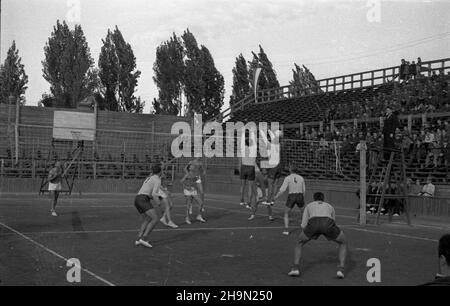 Warszawa, 1948-10-12. OD 10 do 26 paŸdziernika przebywa³a w Polsce delegacja radzieckich sportowców. W dniach 12-13 paŸdziernika na centralnim korcie Wojskowego Klubu Sportowego (WKS Legia) odby³y siê pokazowe mecze dru¿yn koszykarskich i siatkarskich z Czechos³owacji, Polski, Wêgier i ZSRR. NZ. Mecz siatkarzy Dynamo Moskwa (w bia³ych koszulkach) z Csepel Budapeszt, zakoñczony zwyciêstwem dru¿yny z ZSRR 3:0 (15:0, 15:6, 15:1). pw PAP Warschau, 12. Oktober 1948. Eine Delegation sowjetischer Sportler besuchte Polen am 10. Und 26. Oktober. Zwischen dem 12. Und 13. Oktober eine Show Basketball und Volleyb Stockfoto