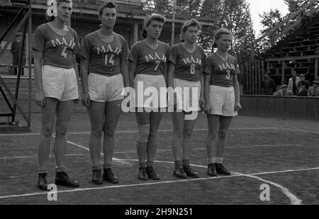 Warszawa, 1948-10-12. OD 10 do 26 paŸdziernika przebywa³a w Polsce delegacja radzieckich sportowców. W dniach 12-13 paŸdziernika na centralnim korcie Wojskowego Klubu Sportowego Legia (WKS Legia) odby³y siê pokazowe mecze dru¿yn koszykarskich i siatkarskich z Czechos³owacji, Polski, Wêgier i ZSRR. NZ. Koszykarki MAI, reprezentacji Moskewskiego Instytutu Lotniczego, przed meczem z zawodniczkami klubu AWF z Budapesztu. pw PAP Warschau, 12. Oktober 1948. Eine Delegation sowjetischer Sportler besuchte Polen am 10. Und 26. Oktober. Zwischen dem 12. Und 13. Oktober ein Basketball- und Volleyballspiel Stockfoto