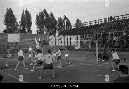 Warszawa, 1948-10-12. OD 10 do 26 paŸdziernika przebywa³a w Polsce delegacja radzieckich sportowców. W dniach 12-13 paŸdziernika na centralnim korcie Wojskowego Klubu Sportowego (WKS Legia) odby³y siê pokazowe mecze dru¿yn koszykarskich i siatkarskich z Czechos³owacji, Polski, Wêgier i ZSRR. NZ. Mecz siatkarzy Dynamo Moskwa (w bia³ych koszulkach) z Csepel Budapeszt, zakoñczony zwyciêstwem dru¿yny z ZSRR 3:0 (15:0, 15:6, 15:1). pw PAP Warschau, 12. Oktober 1948. Eine Delegation sowjetischer Sportler besuchte Polen am 10. Und 26. Oktober. Zwischen dem 12. Und 13. Oktober eine Show Basketball und Volleyb Stockfoto